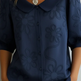 Milena | Elegantna bluza sa cvetnim detaljem